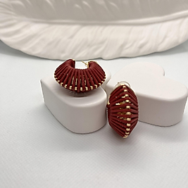 Deri ip detaylı geometrik şekilli küpe