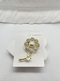 Çiçek şeklinde taşlı inci detaylı broş