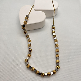 Küp ve topcuk detaylı çelik kolye