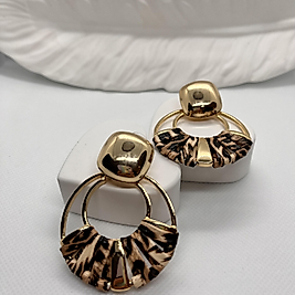 Büyük halka ve deri leopar detaylı küpe