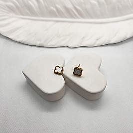 Beyaz sedefli yonca çelik küpe