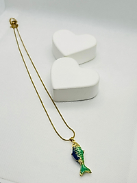 Yeşil Küçük Balık Charmlı Altın Renk Çelik Kolye (40-45cm)