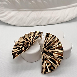 Yelpaze şeklinde deri ve metal karışımı leopar küpe