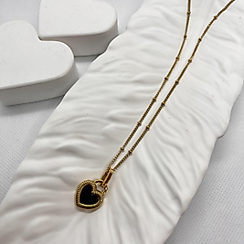 Siyah ve beyaz iki taraflı kalp çelik kolye