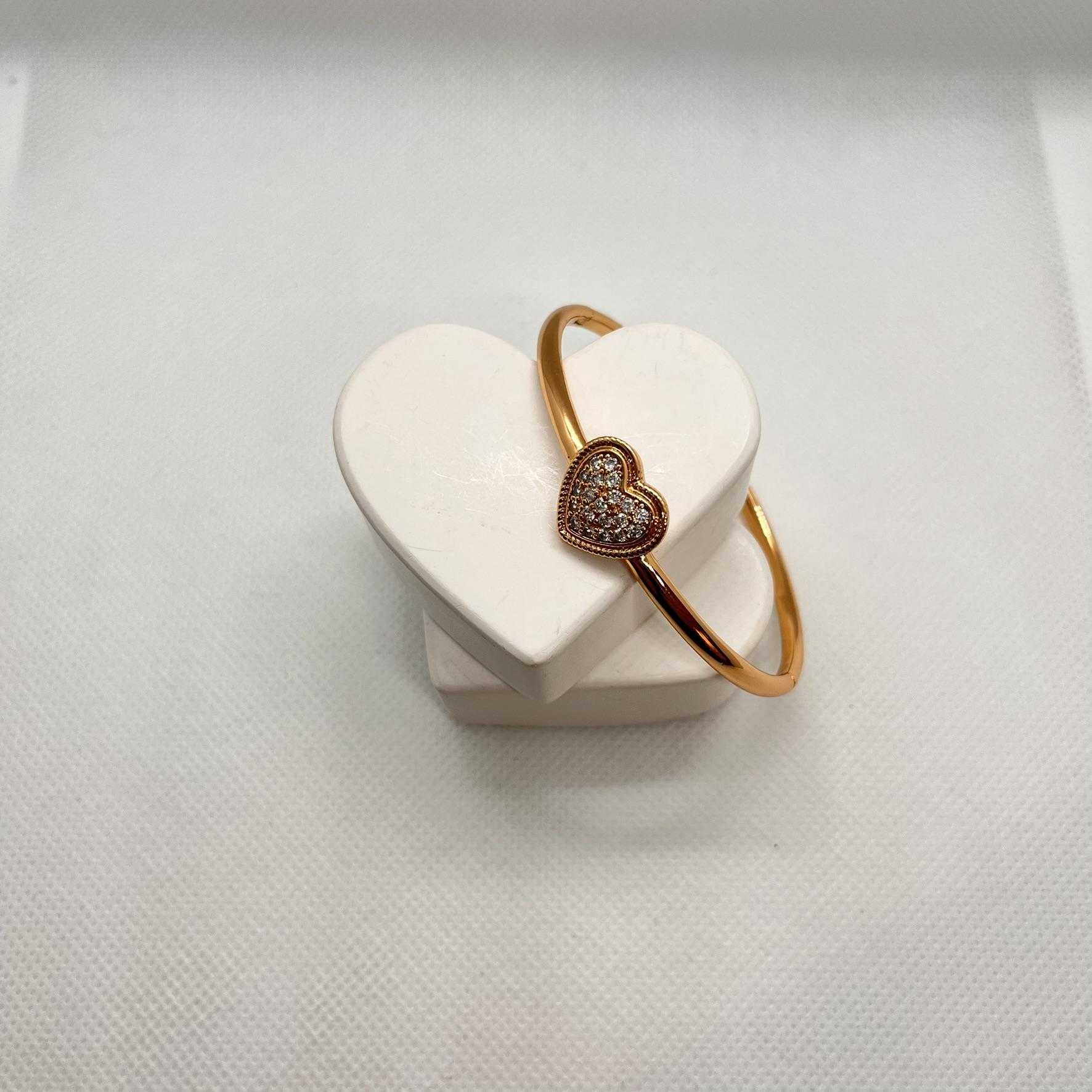 Özel seri kalpli zirkon taşlı kelepçe(rose gold)