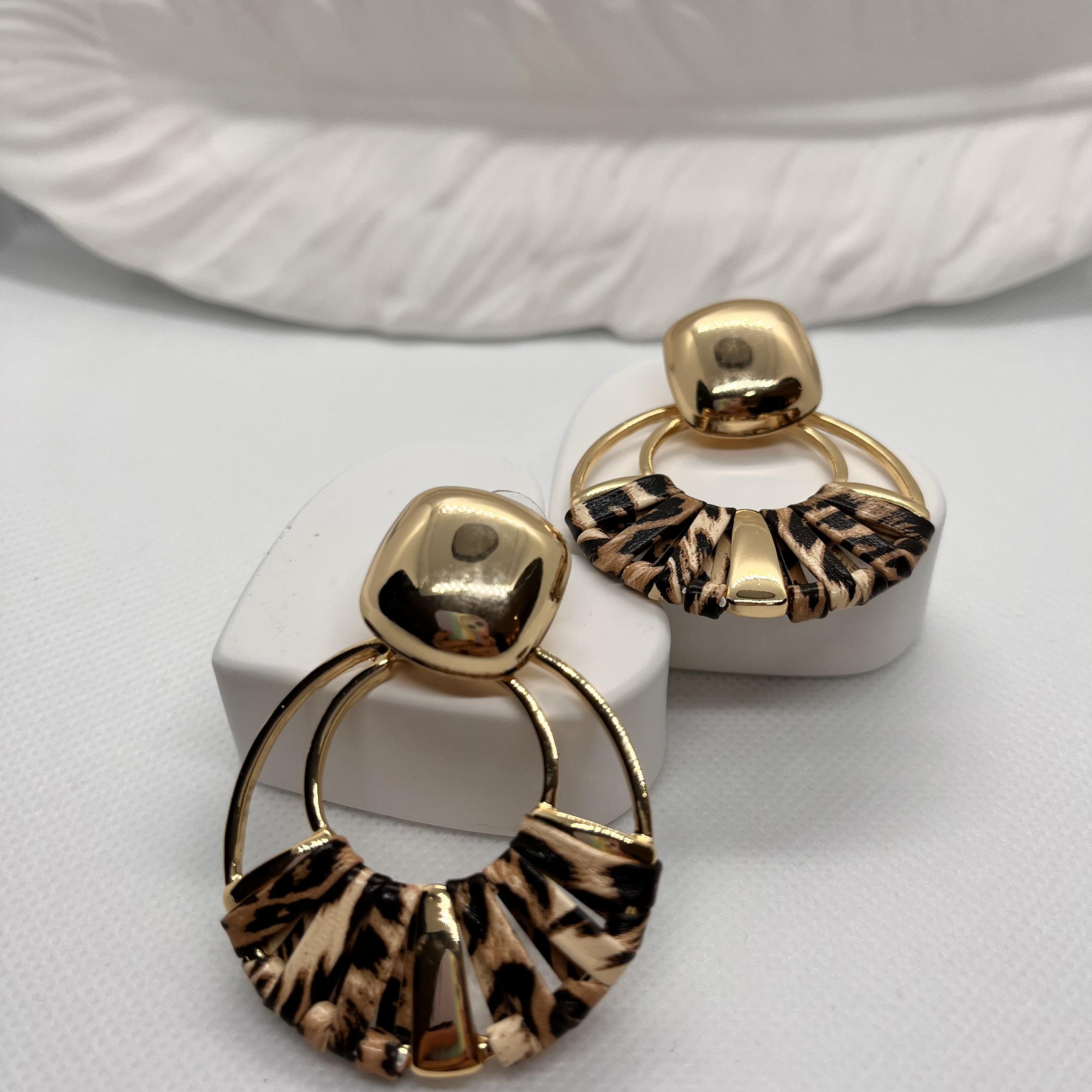 Büyük halka ve deri leopar detaylı küpe