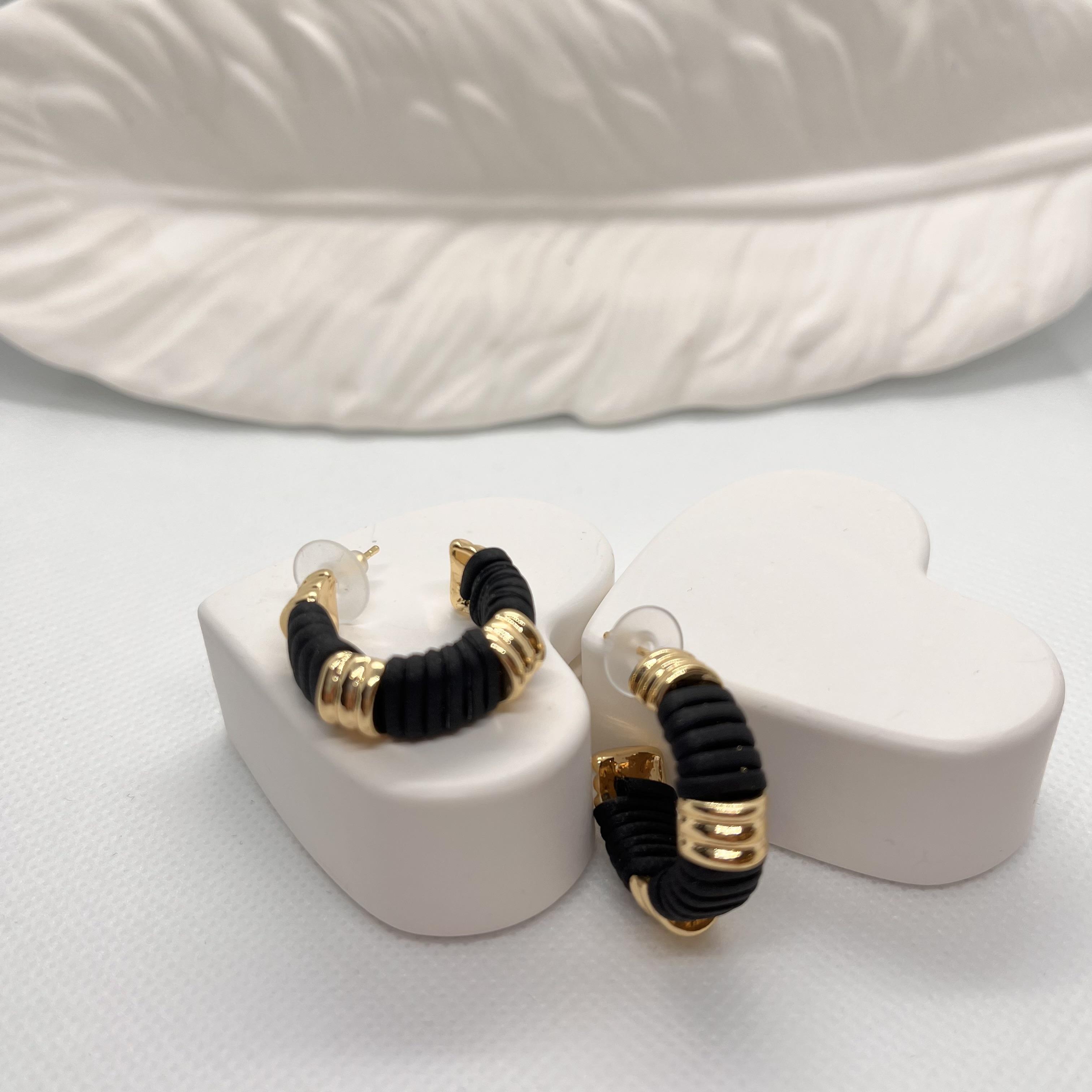 Deri ip detaylı halka küpe