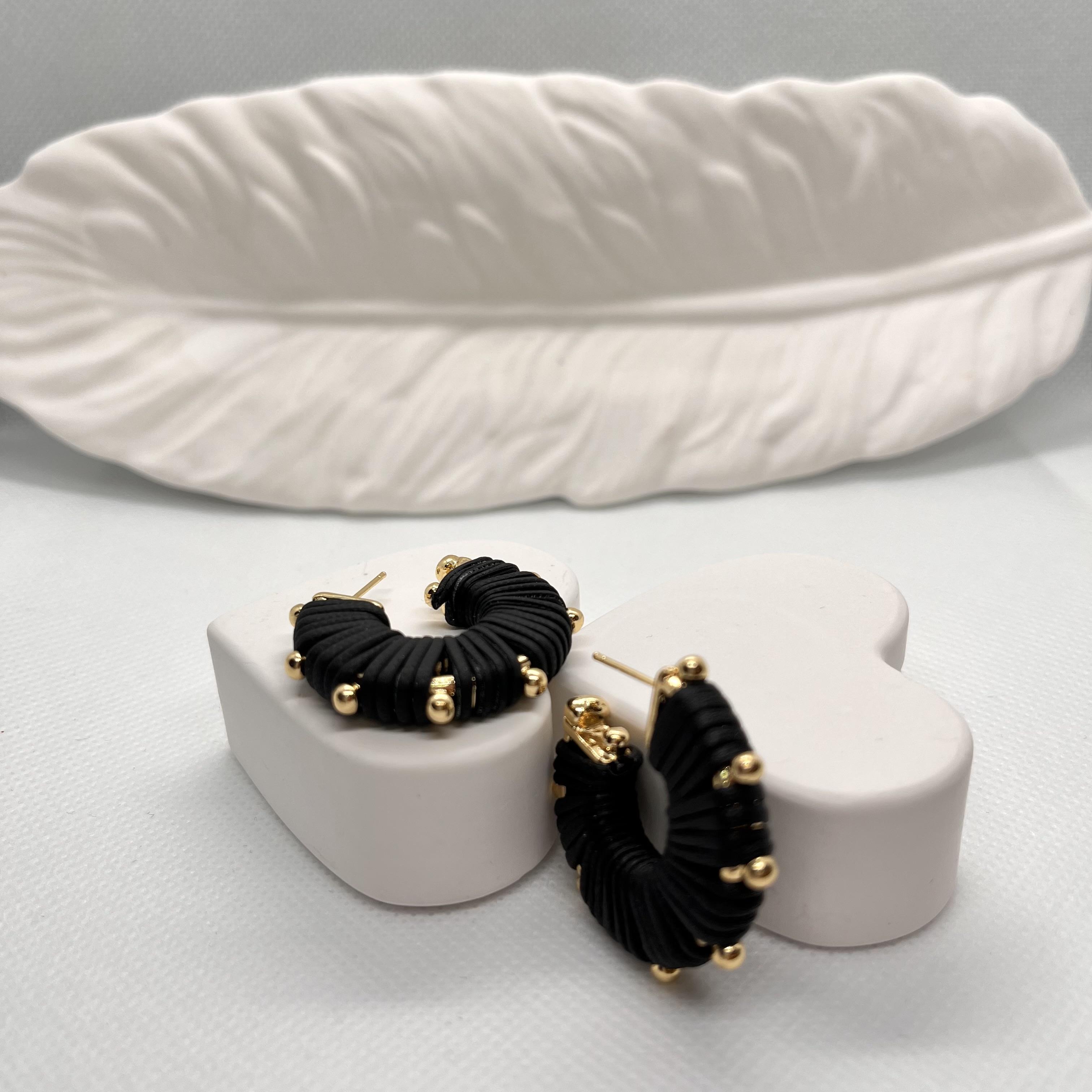 Deri ip detaylı halka küpe