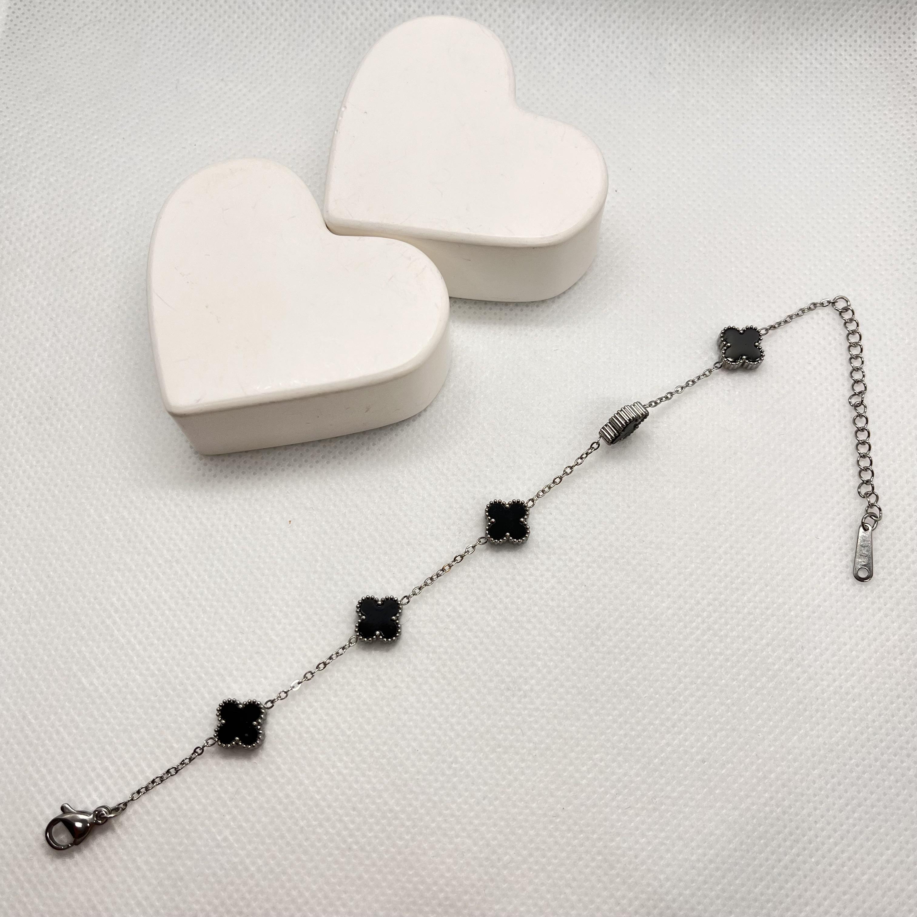 Siyah taşlı minimal çelik yonca bileklik