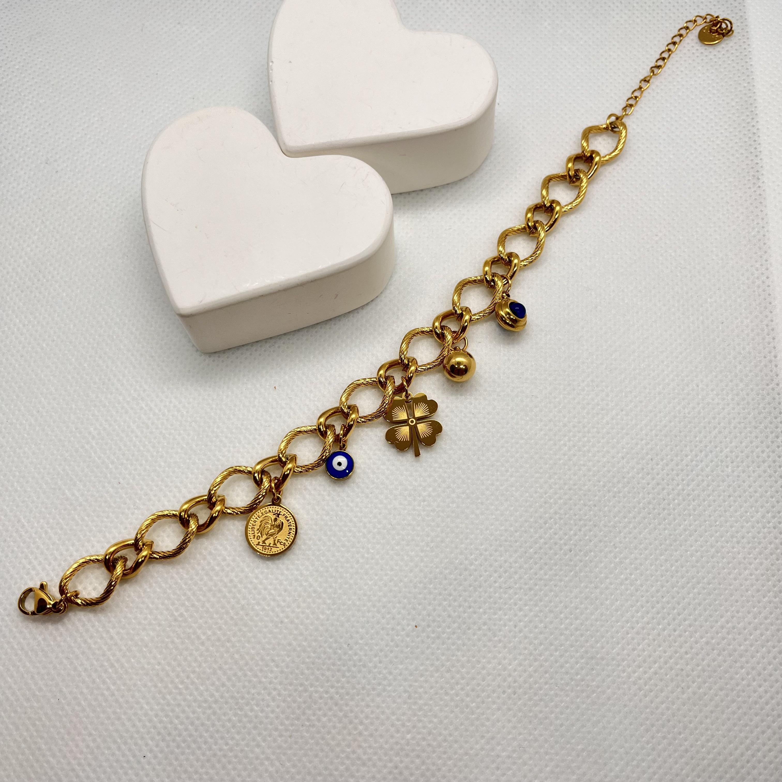 Birbirine geçen halkalı nazar boncuğu ve yonca sallantı detaylı çelik bileklik