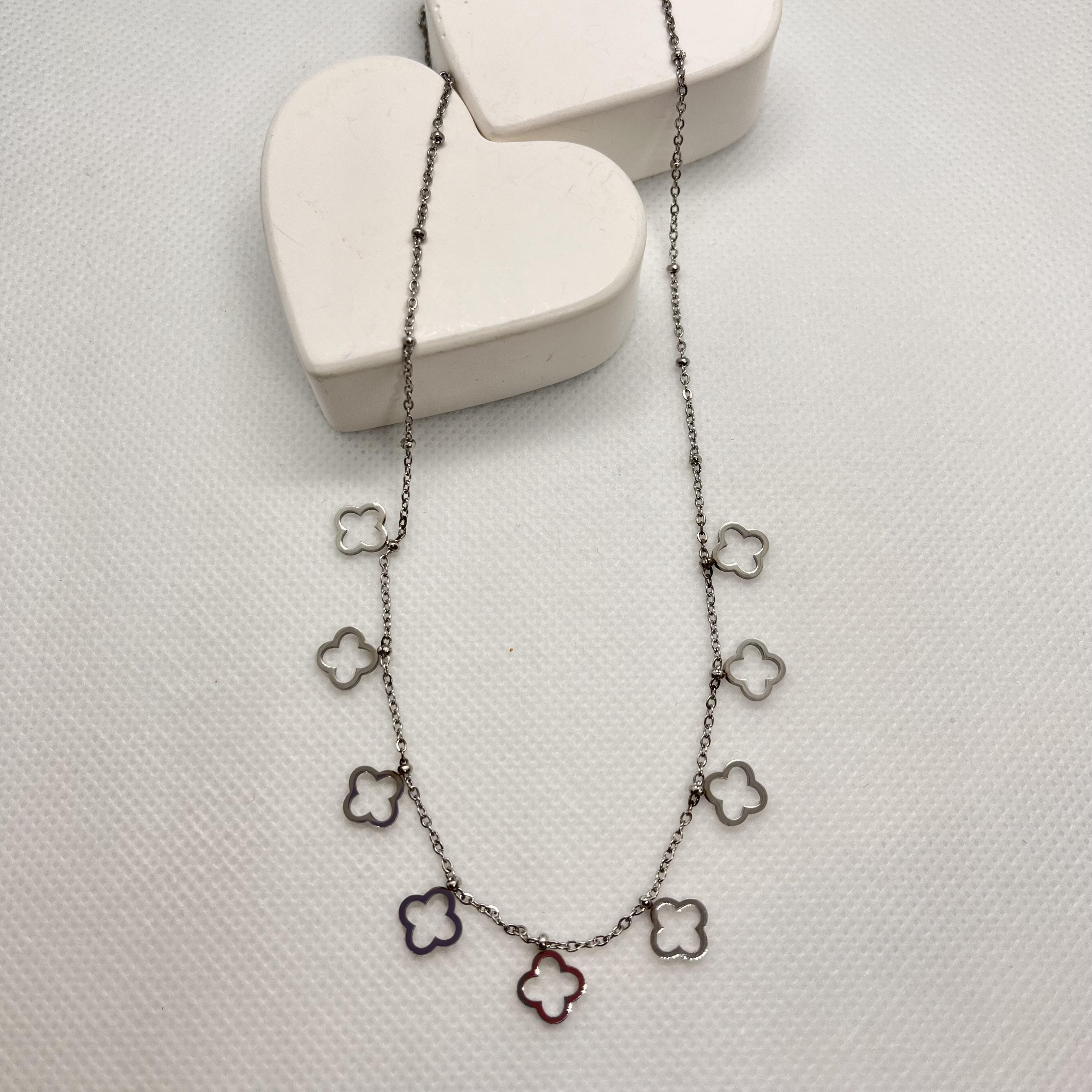 Silver renk yonca pullu çelik kolye