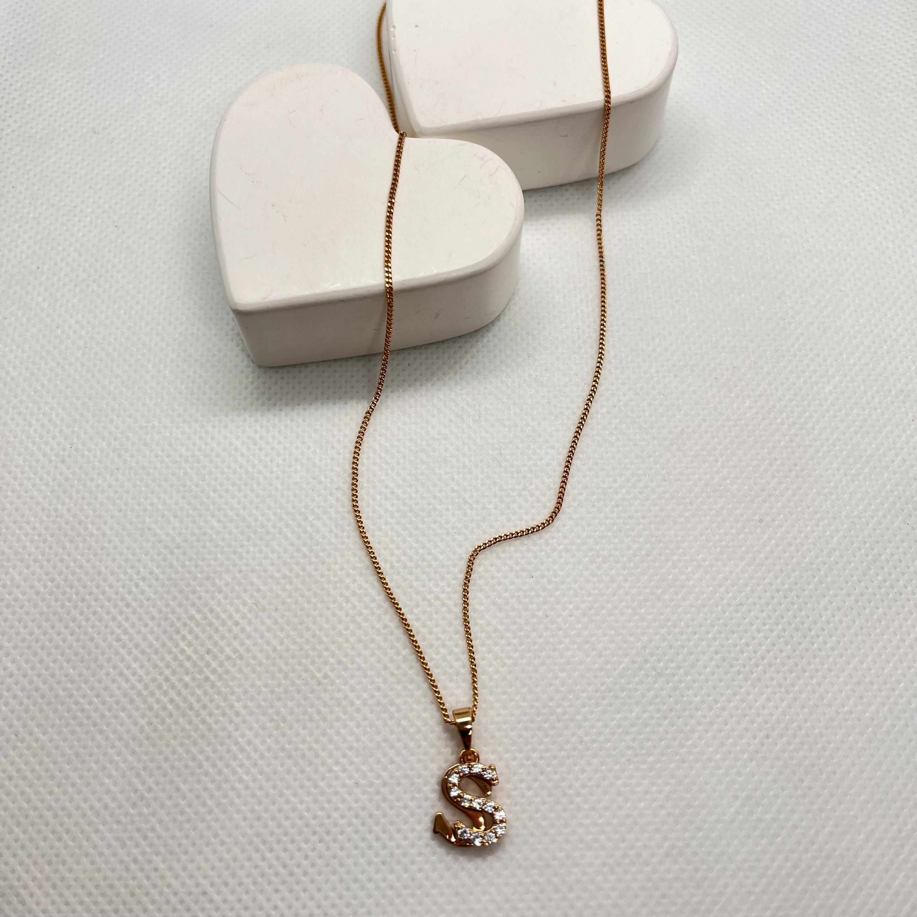 Özel seri gölgeli harf görünümlü kolye