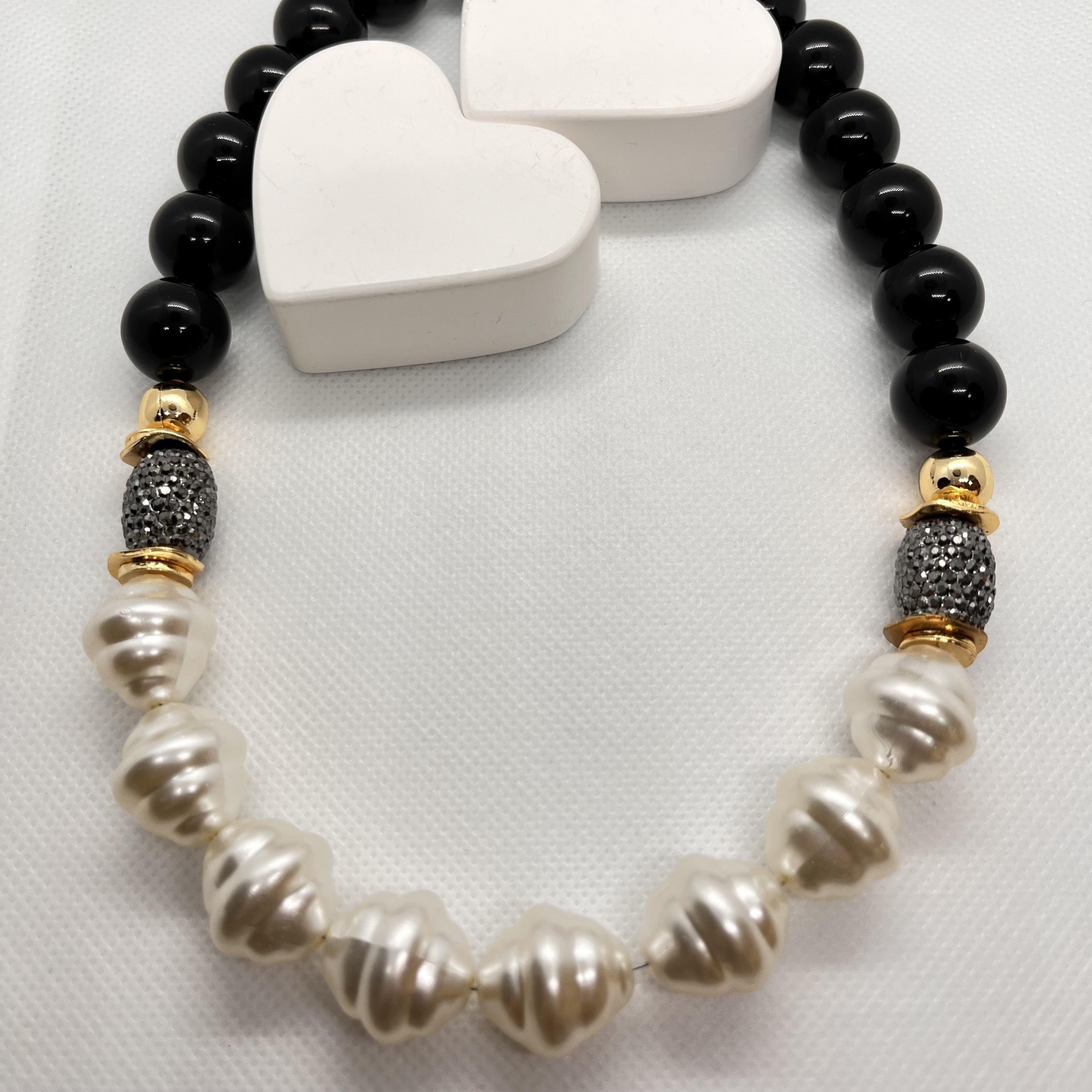 Katmanlı şekilli inci ve siyah boncuklu kolye