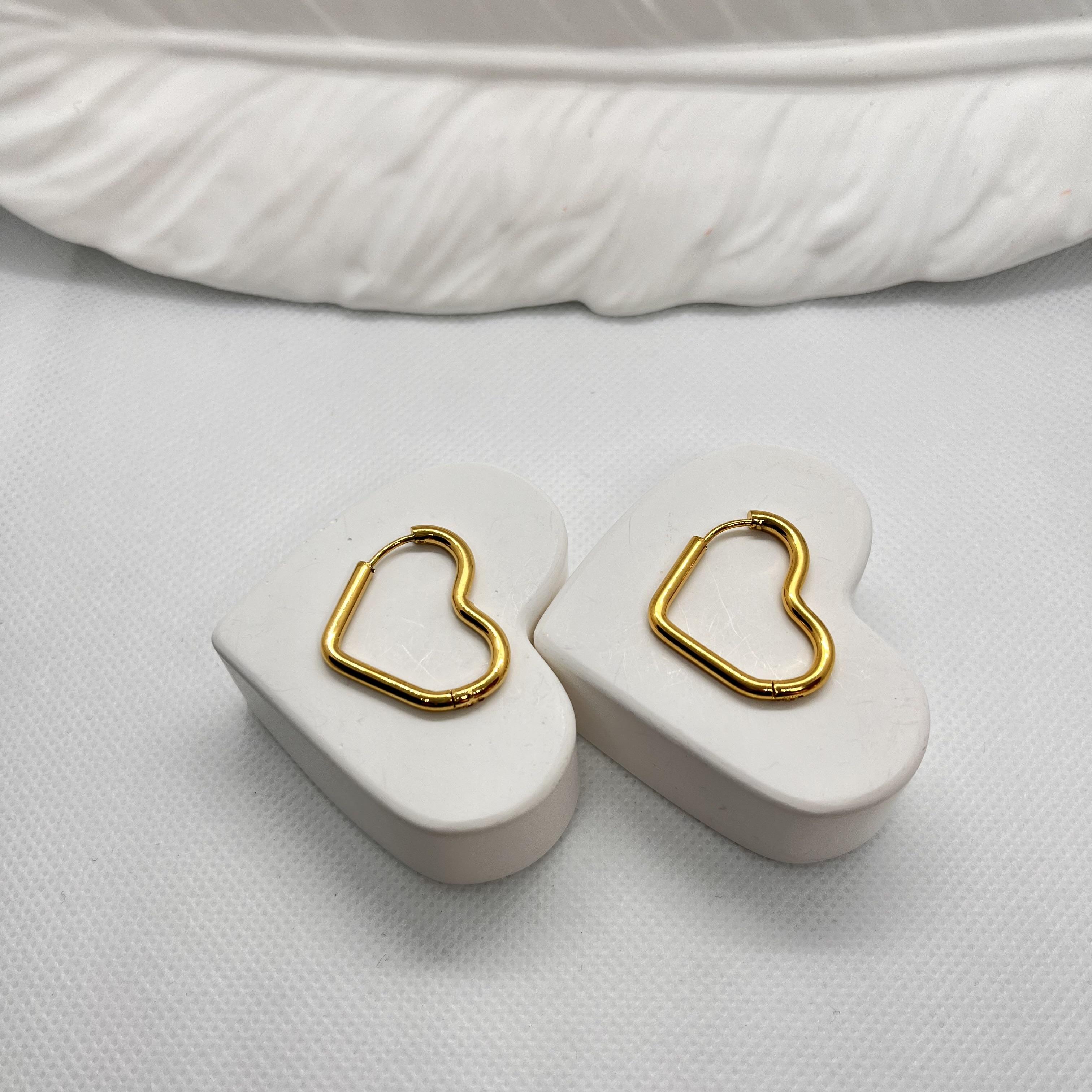 Kalp şeklinde çelik halka küpe