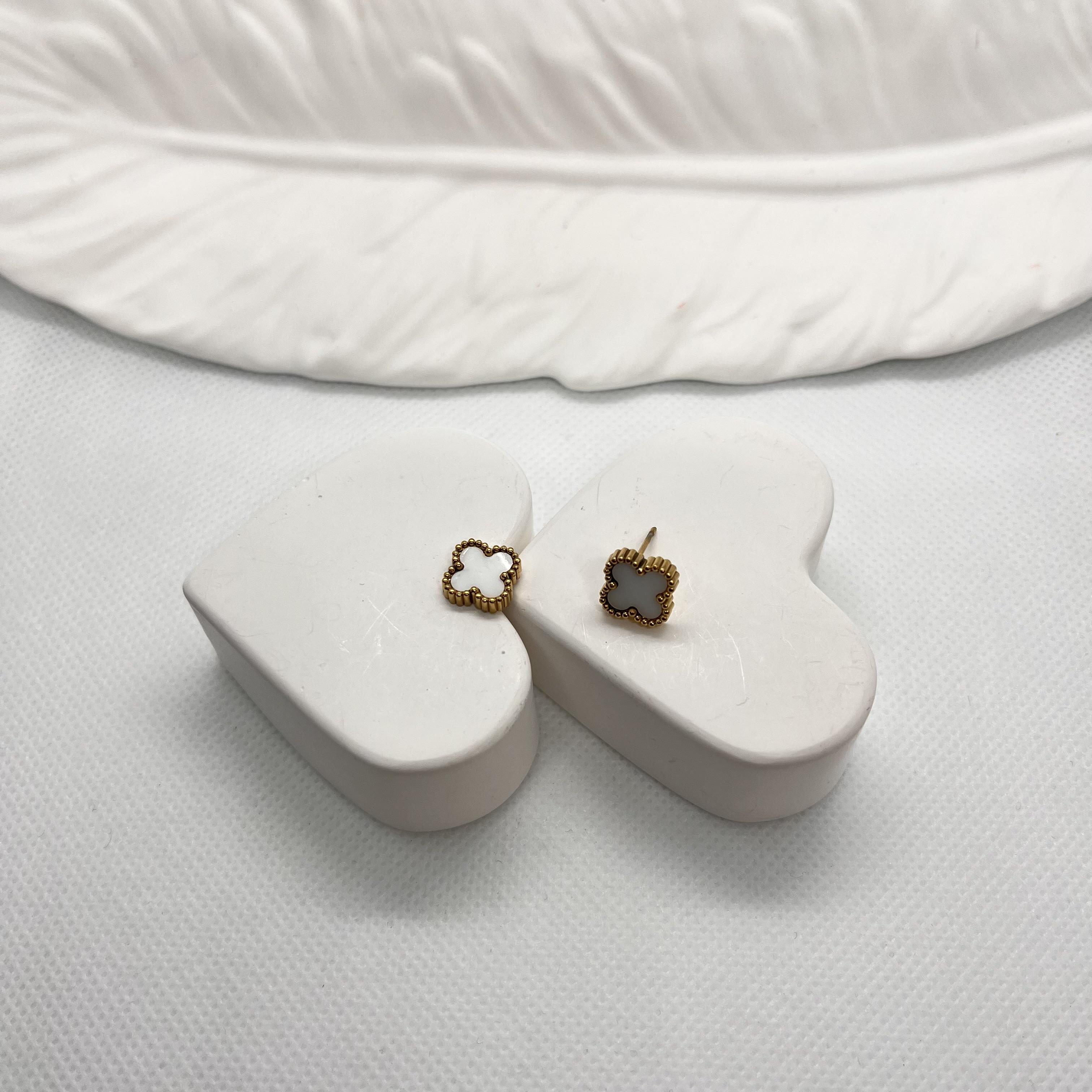 Beyaz sedefli yonca çelik küpe