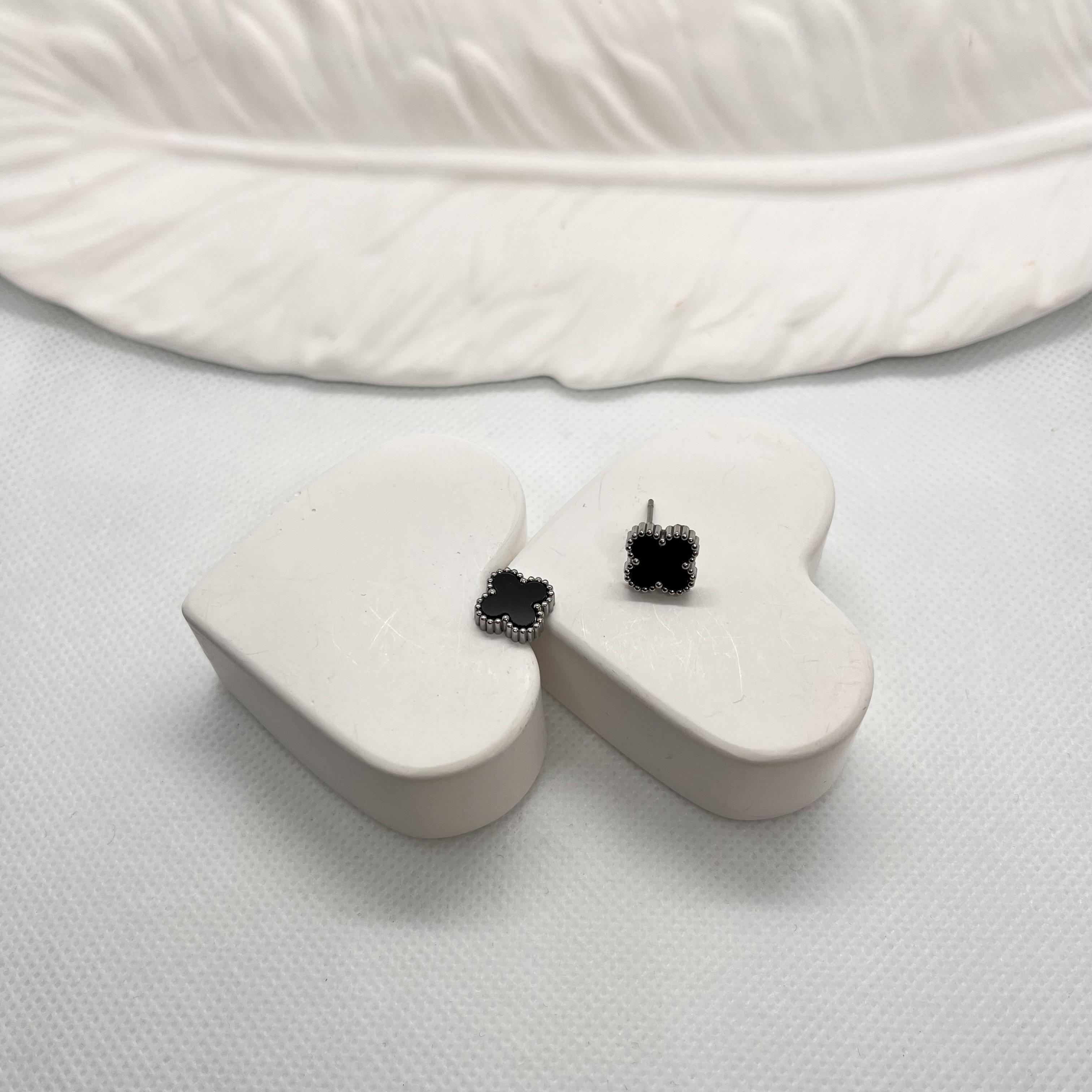 Silver renk siyah taşlı çelik yonca küpe