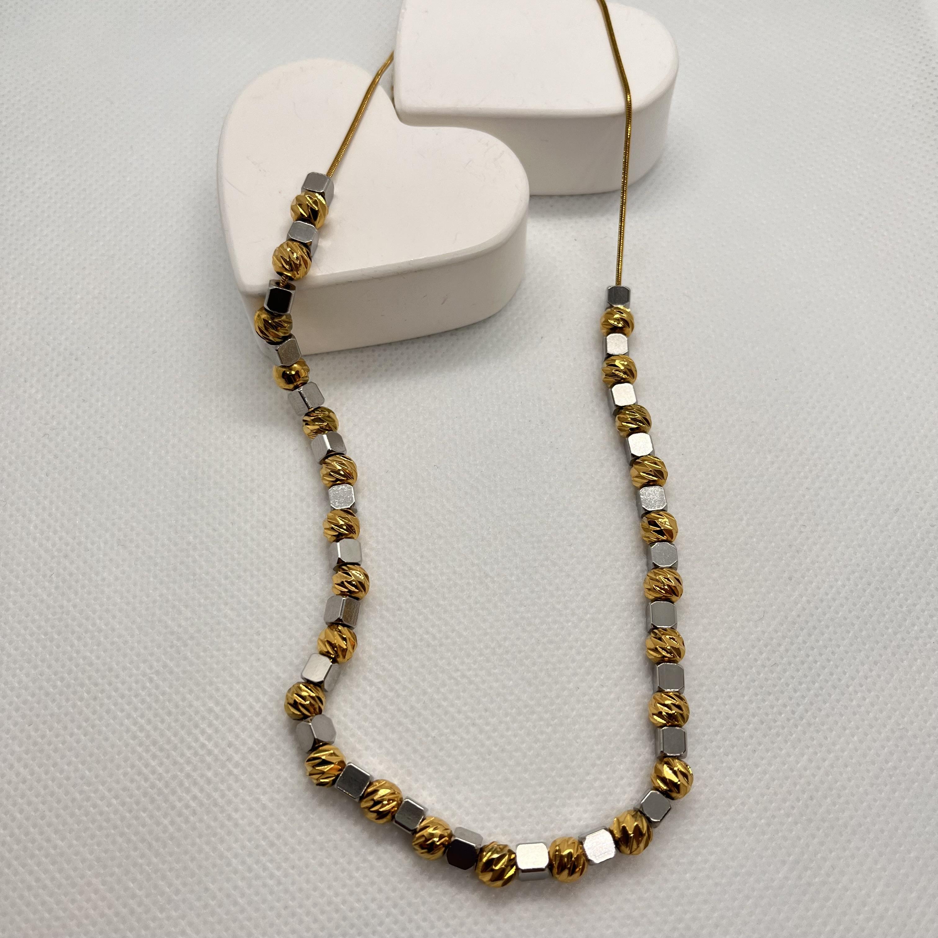 Küp ve topcuk detaylı çelik kolye