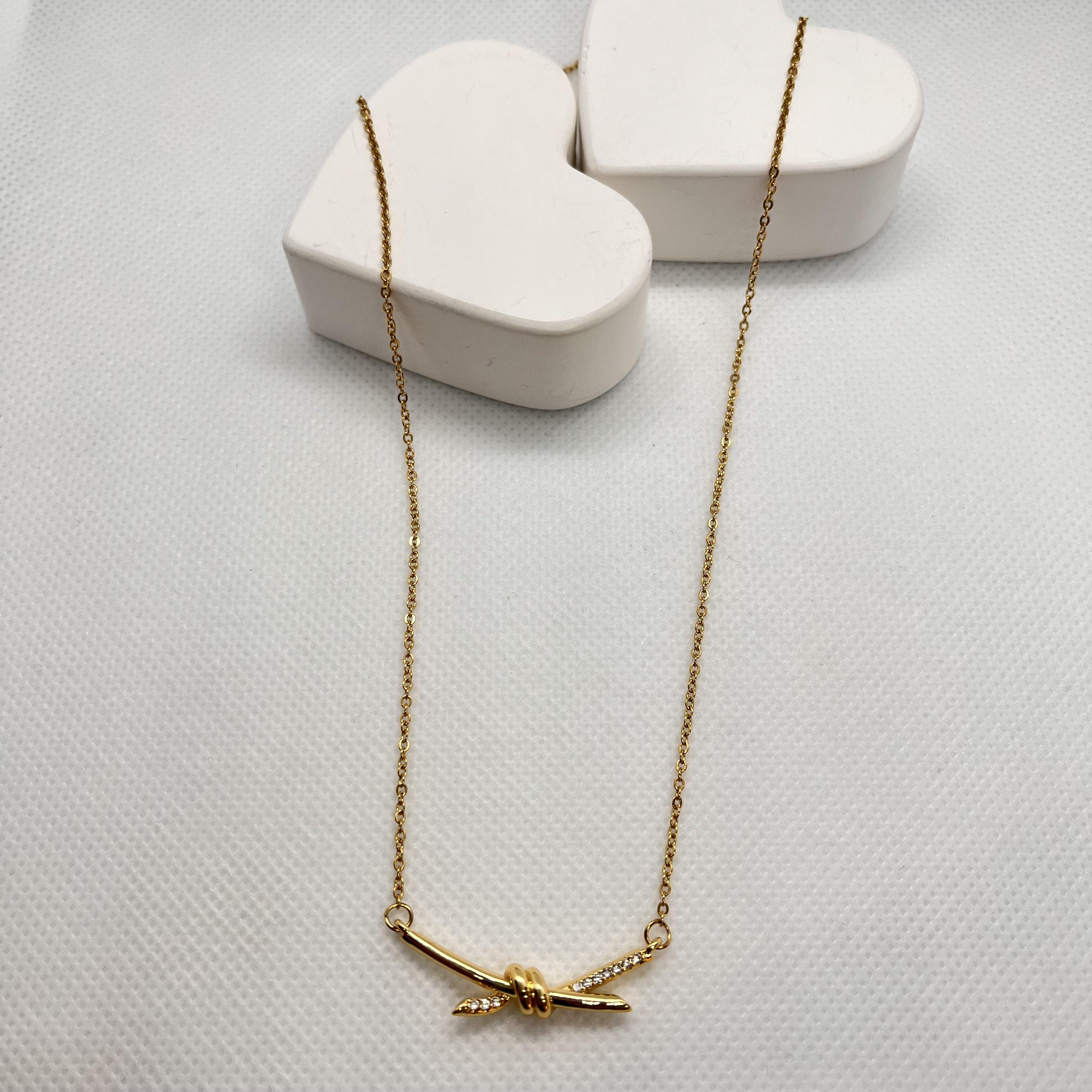 Kılıca dolanan taşlı yılan çelik kolye