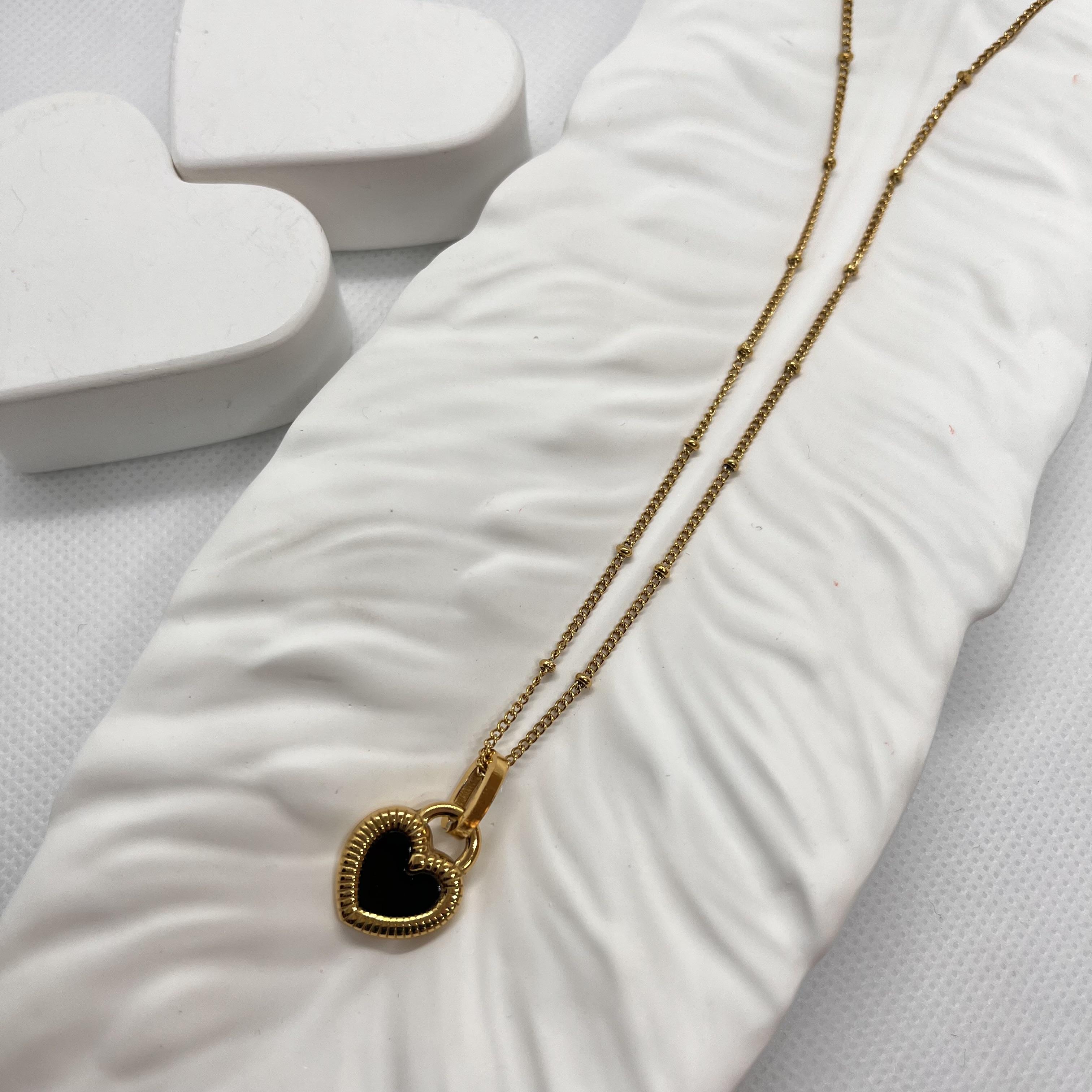 Siyah ve beyaz iki taraflı kalp çelik kolye