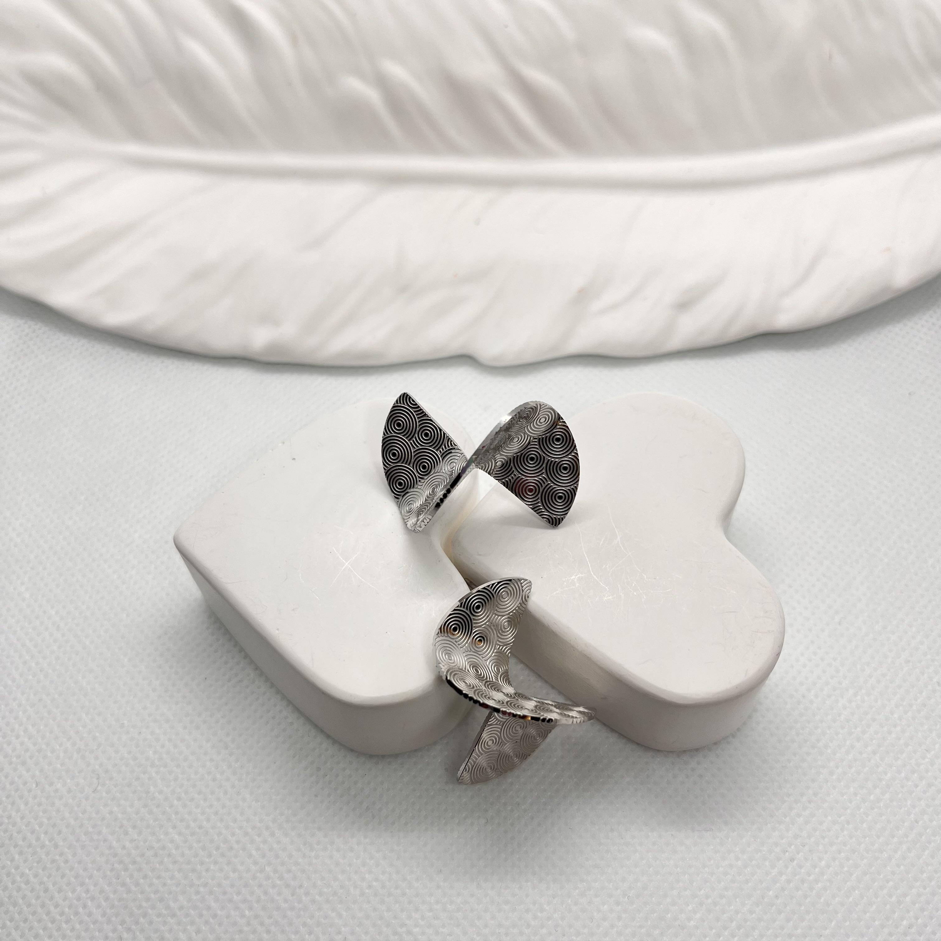 Sarmal şekilli çelik küpe