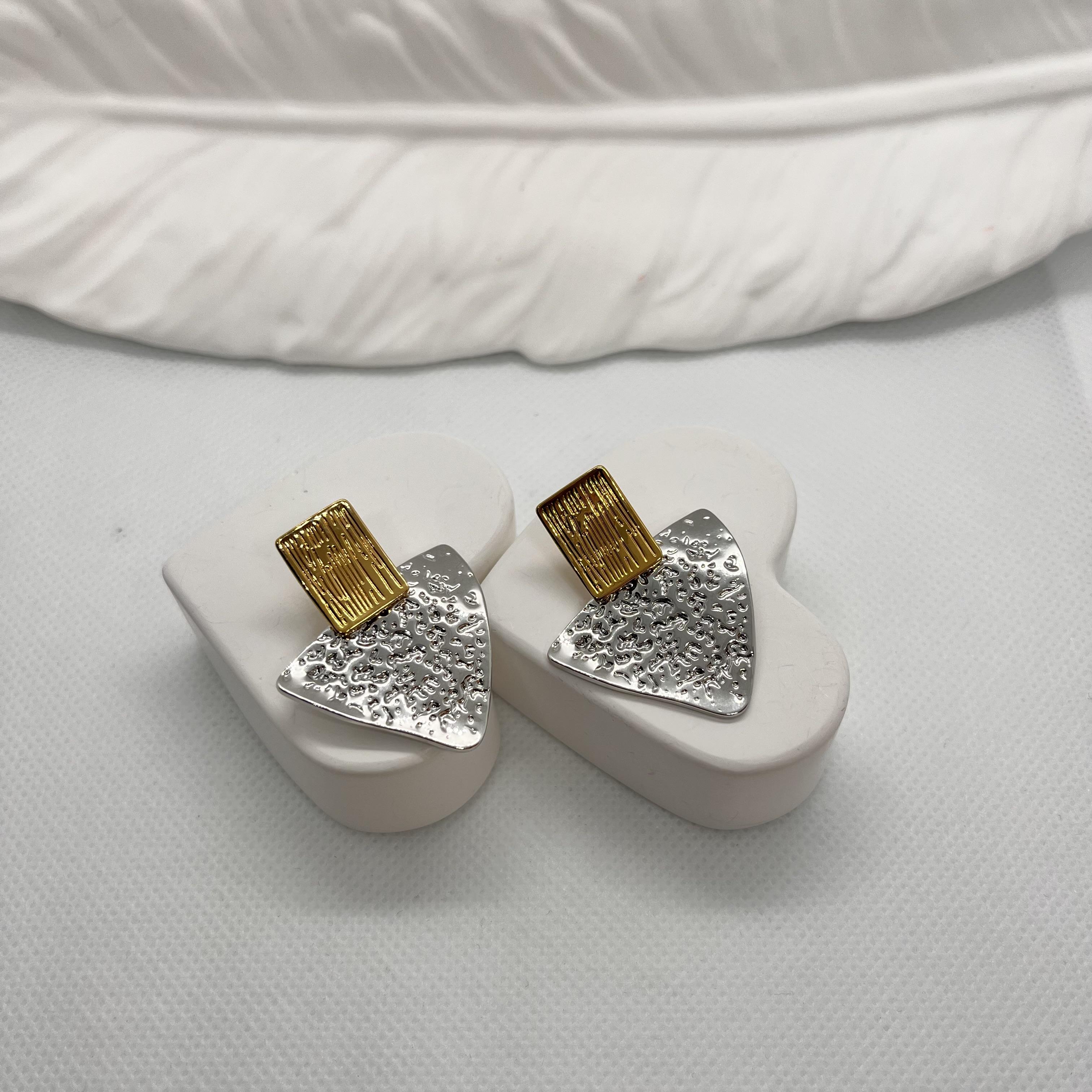 2 renkli geometrik şekilli çelik küpe