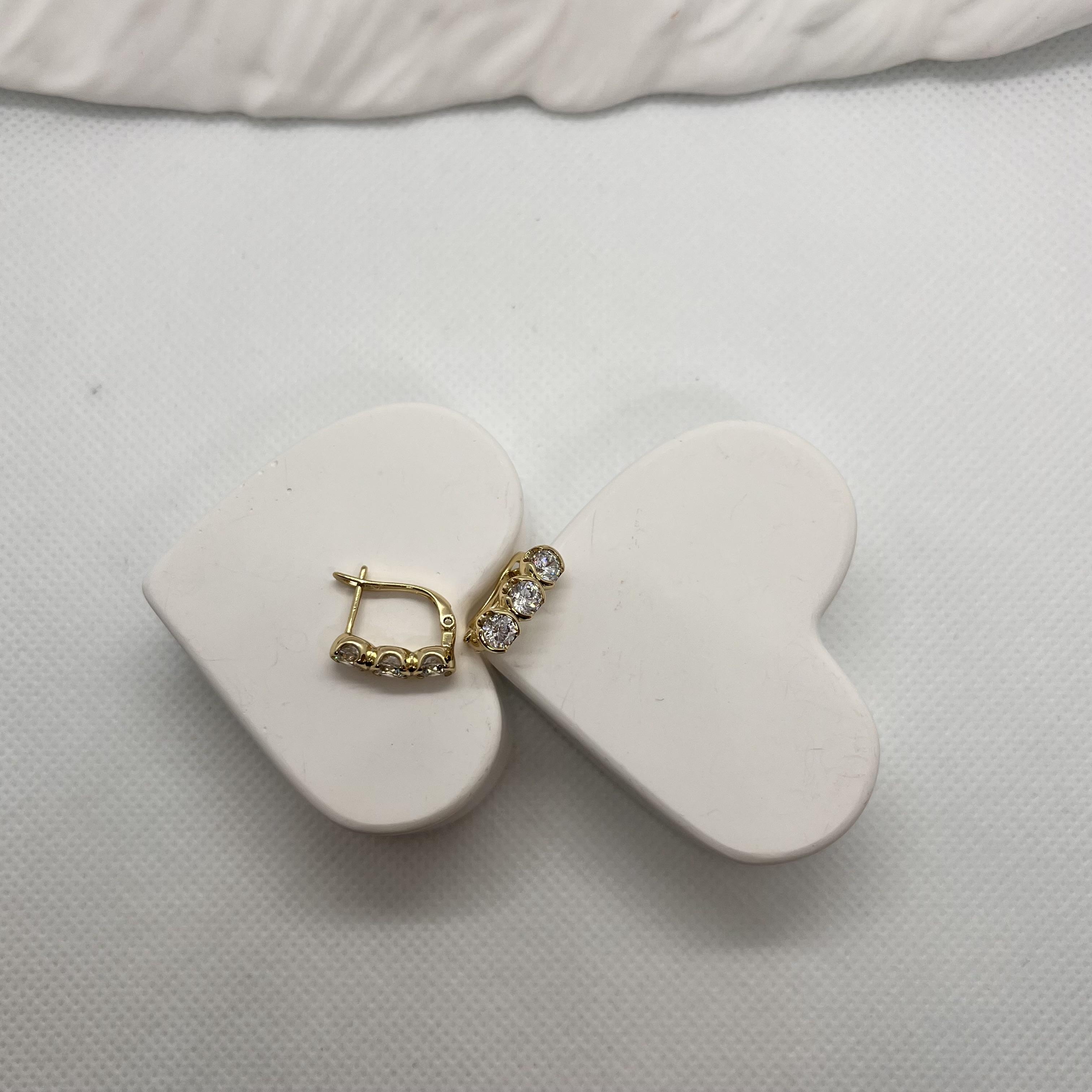 Vip 14 k altın rengi 3sıra taşlı antiallerjik küpe