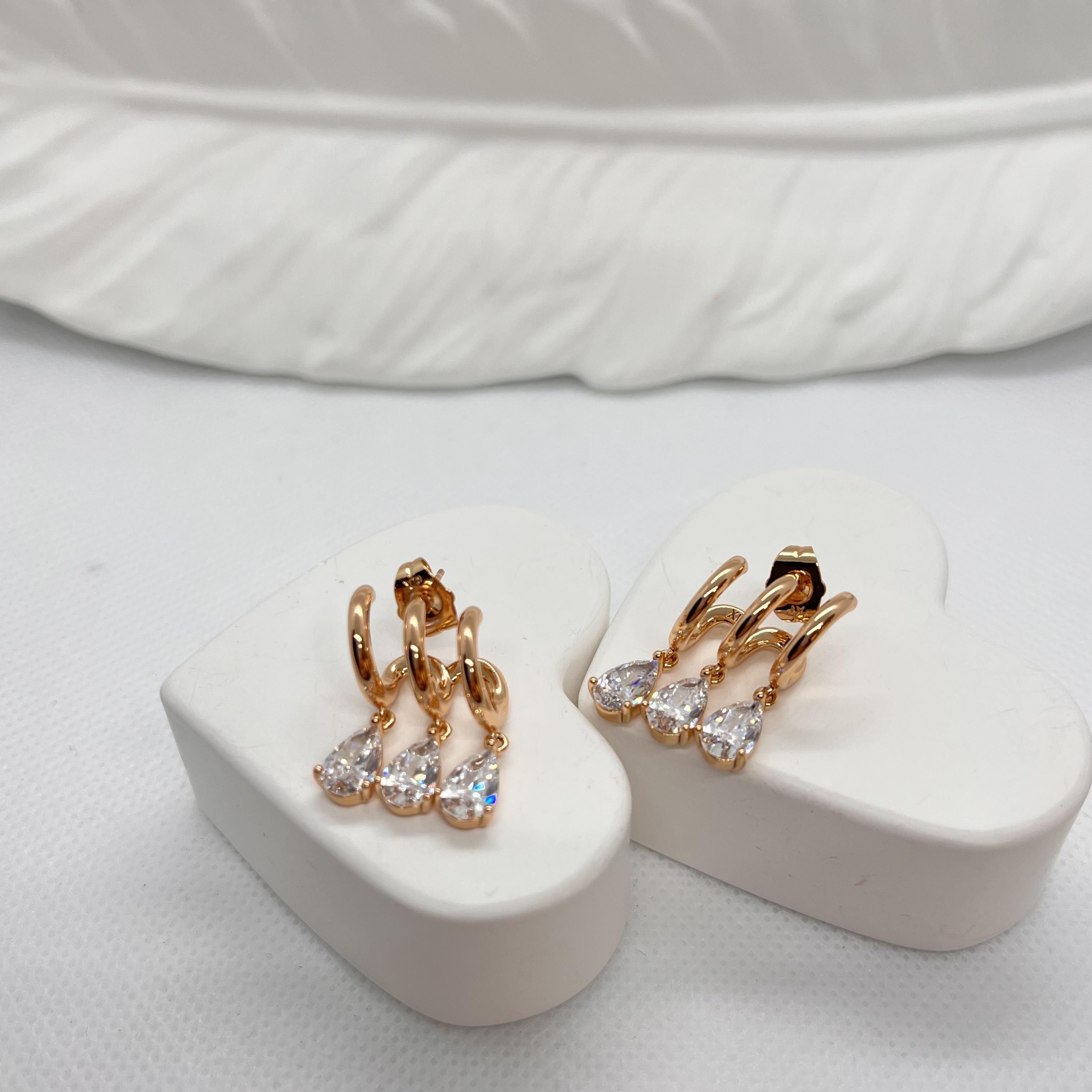 Vip antiallerjik tek delikte 3 lü görünümlü küpe