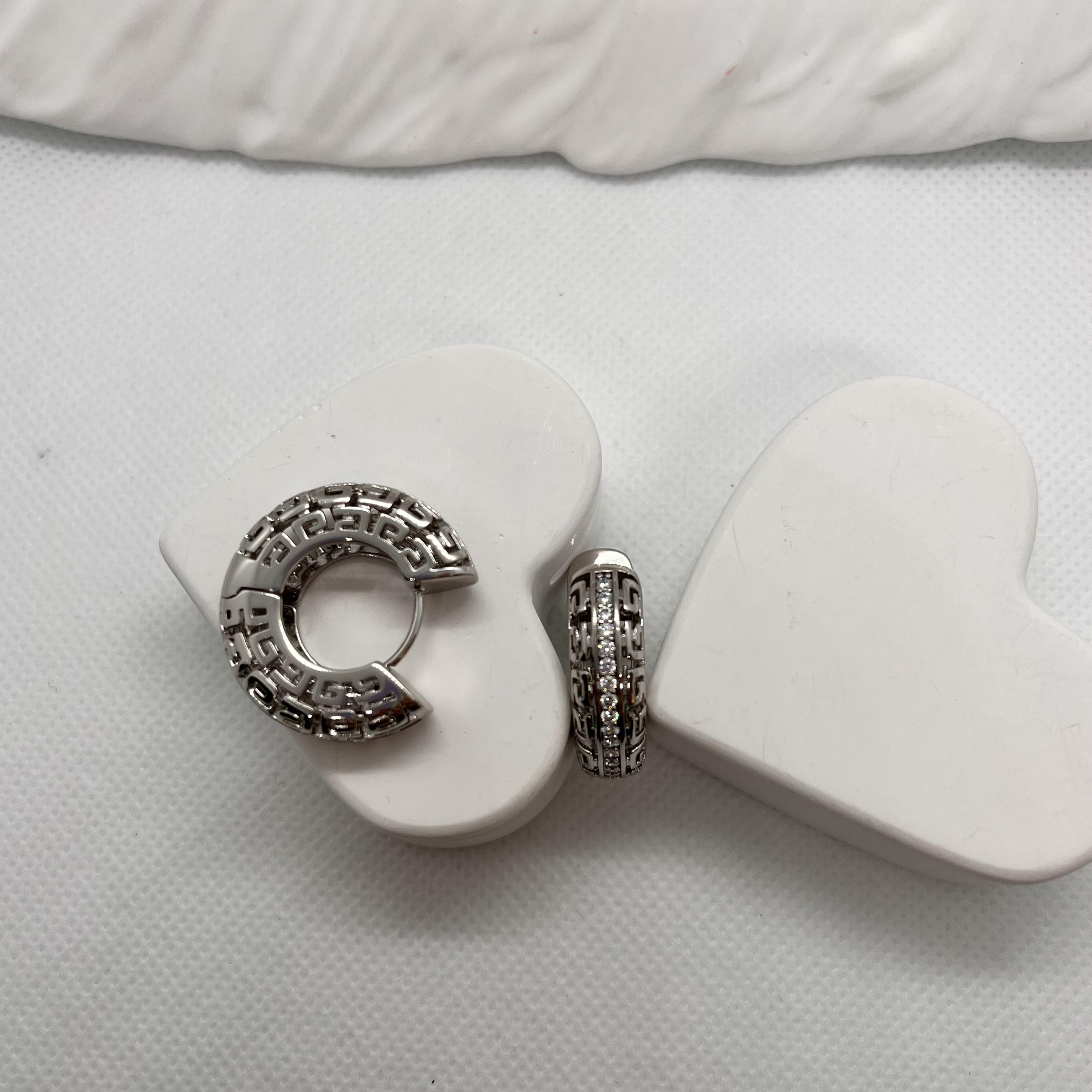 Vip işlemeli halka küpe