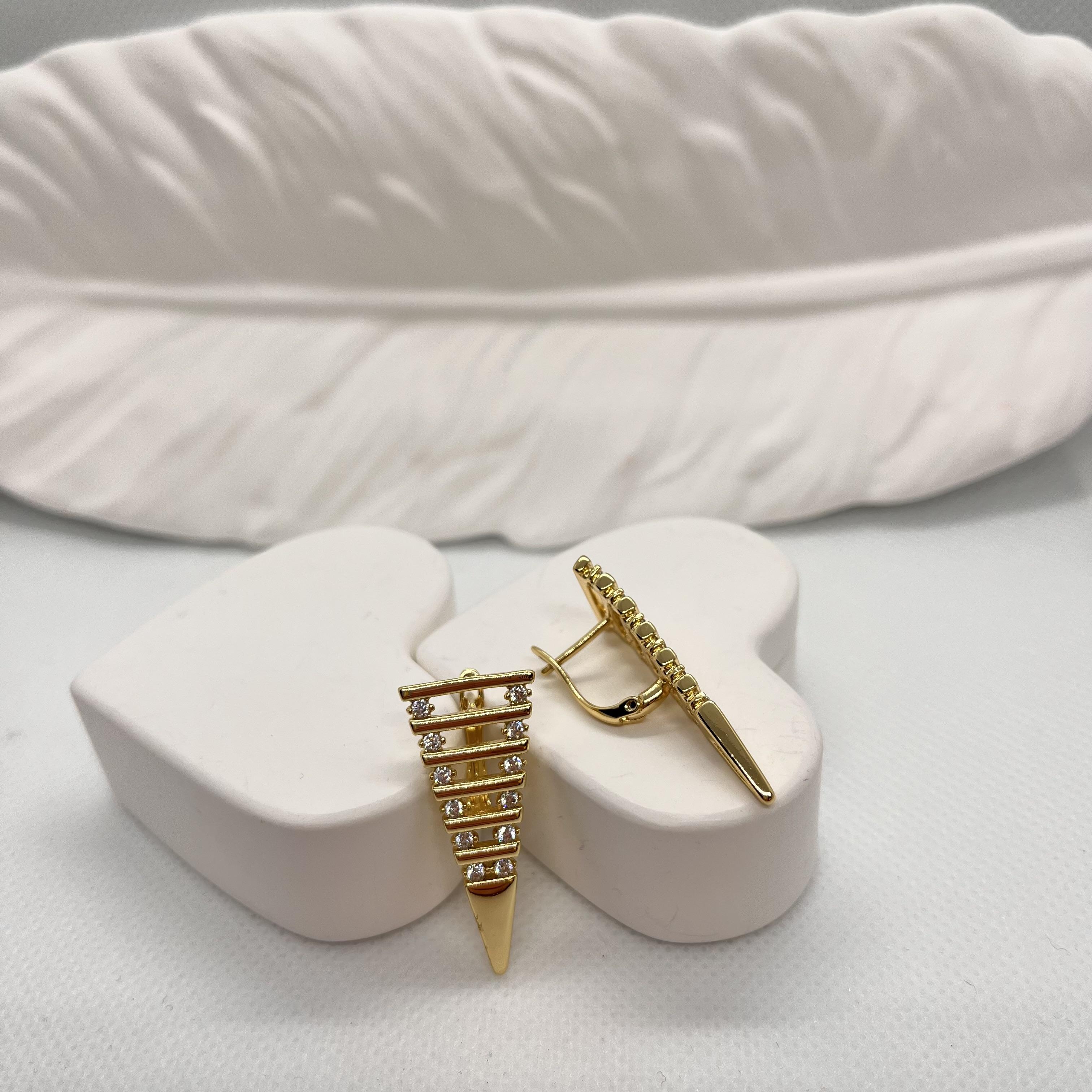 Vip antiallerjik 14 k altın rengi taşlı tasarım küpe