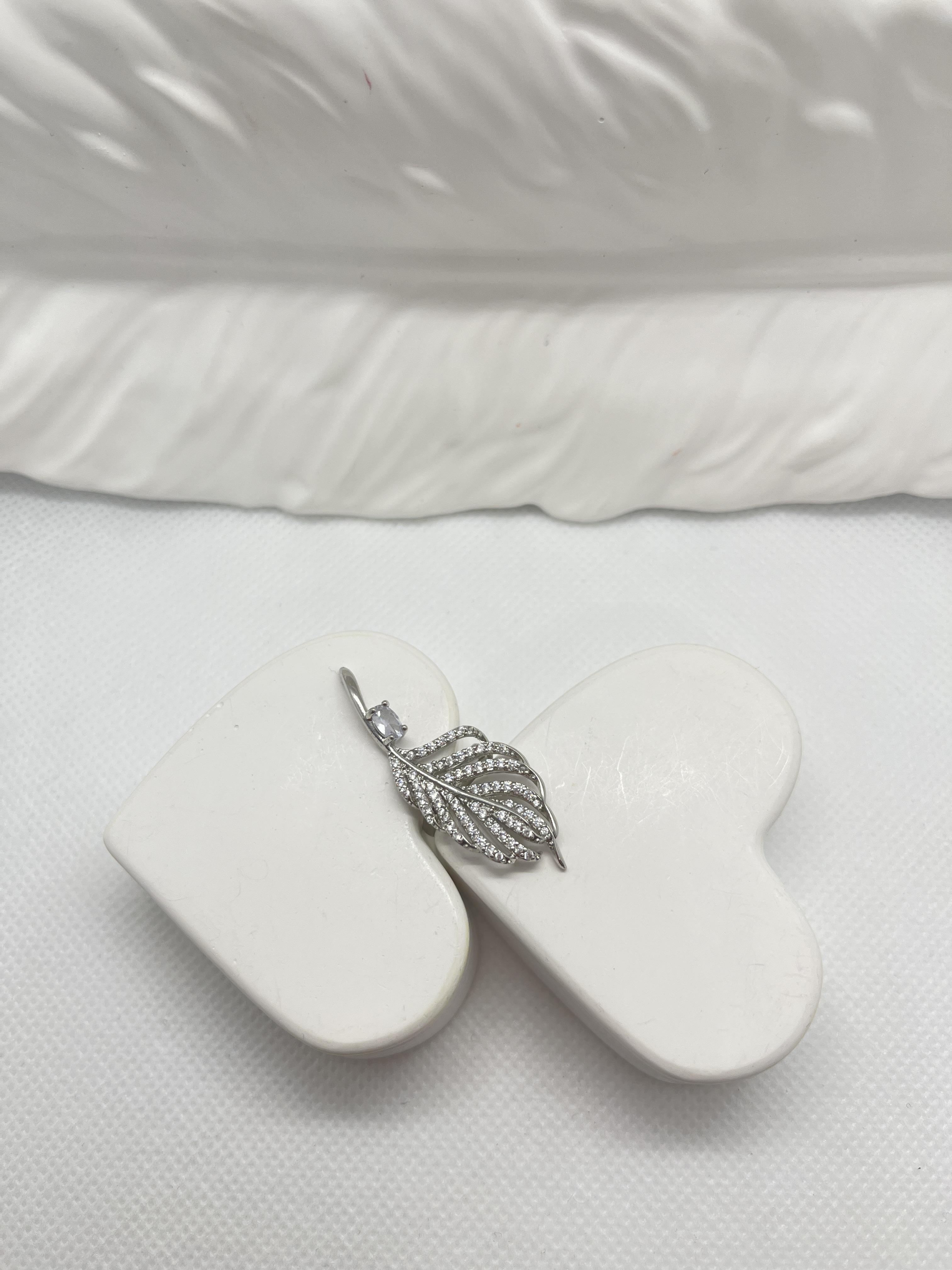 Yaprak şeklinde taşlı earcuff