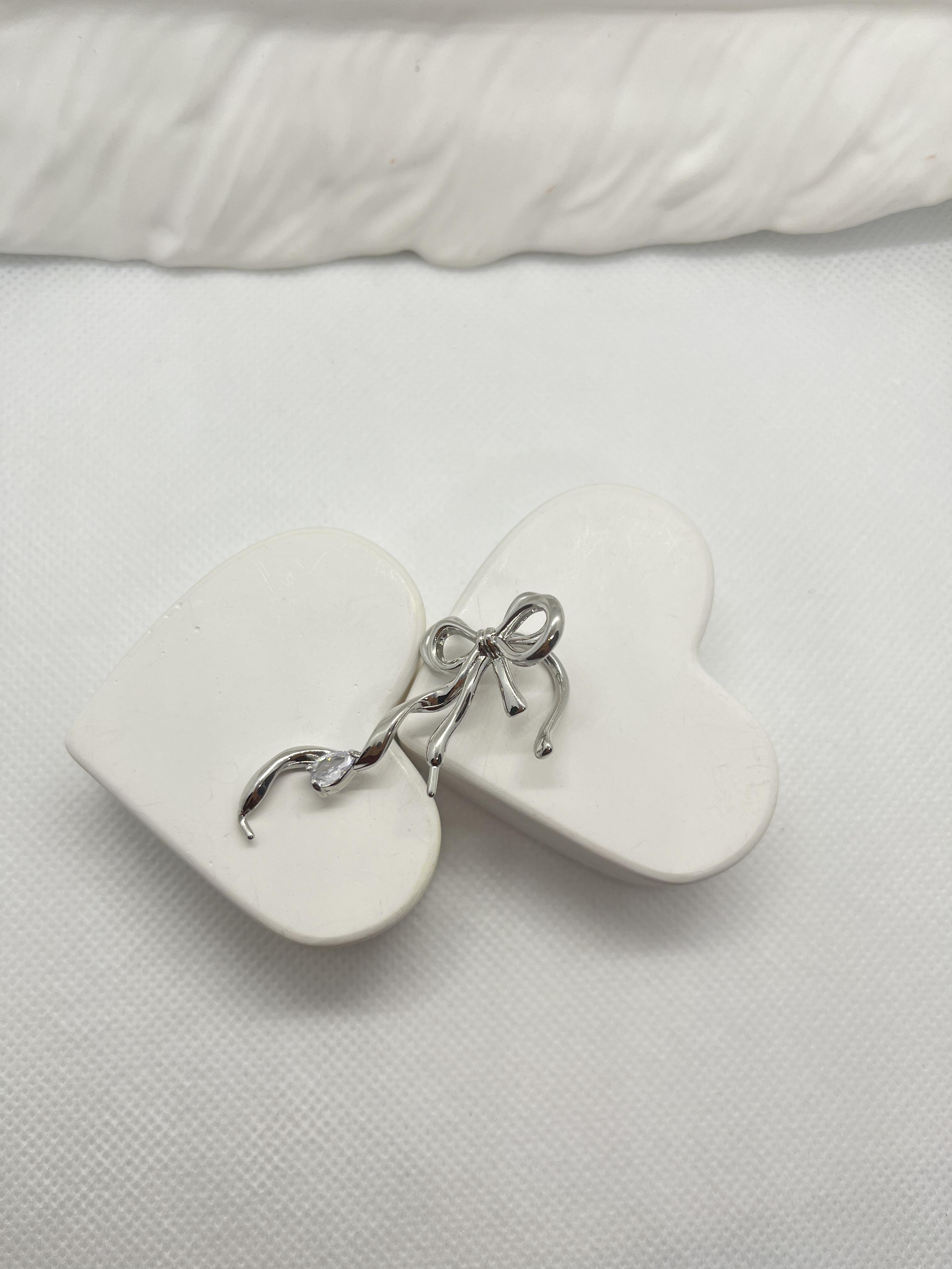 Kurdela şeklinde kulağa uzanan taşlı earcuff