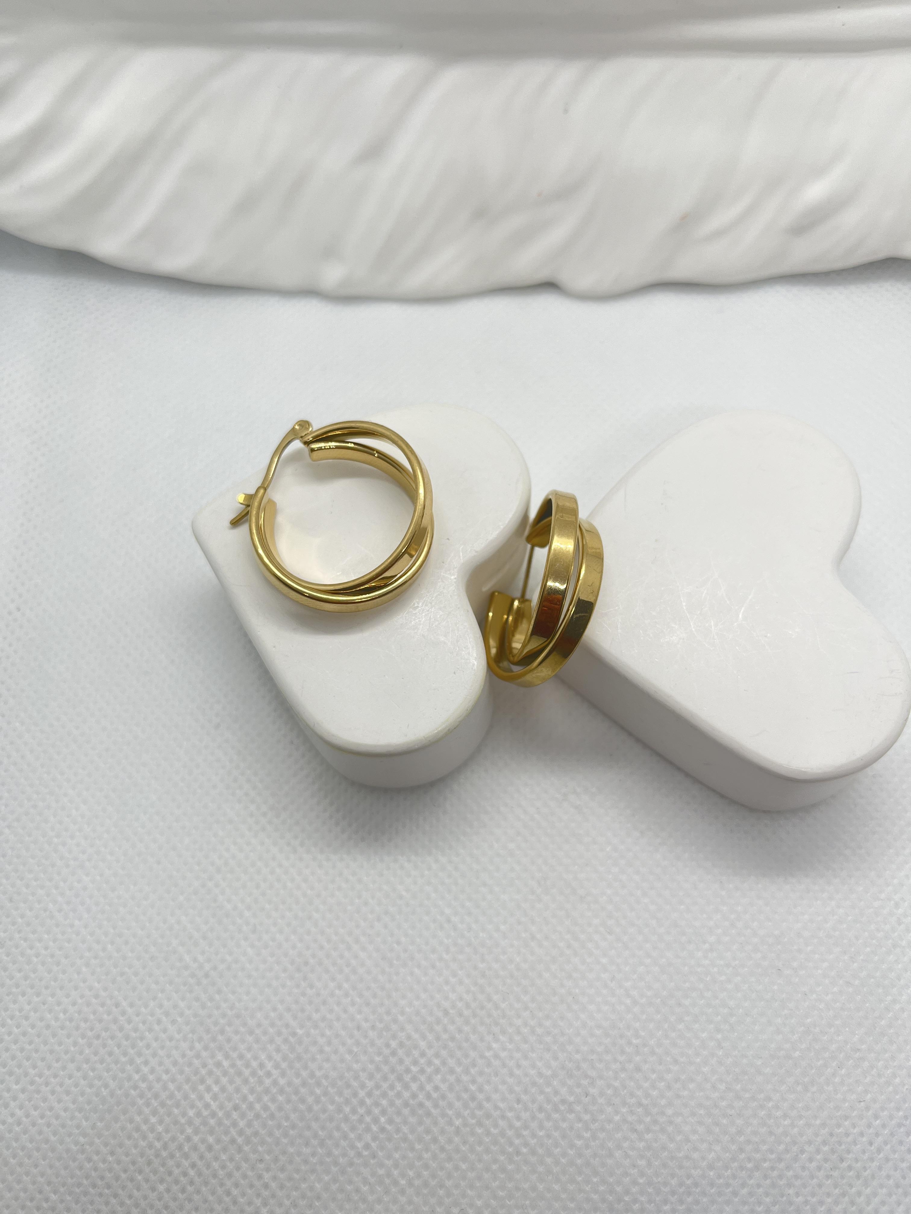 Birbirine geçen iki halkalı çelik küpe