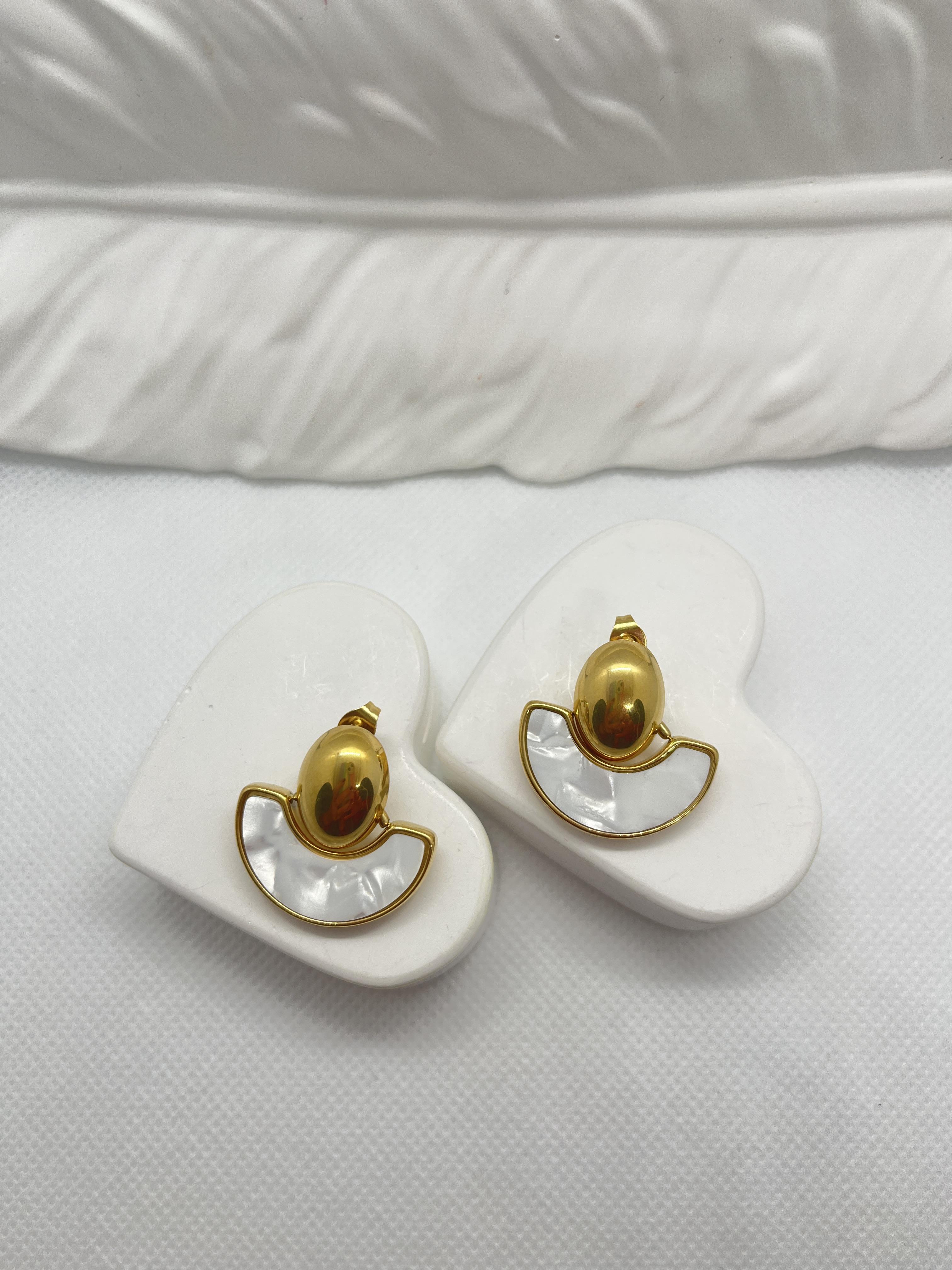 Alt kısmı sallantılı Sedefli çelik küpe