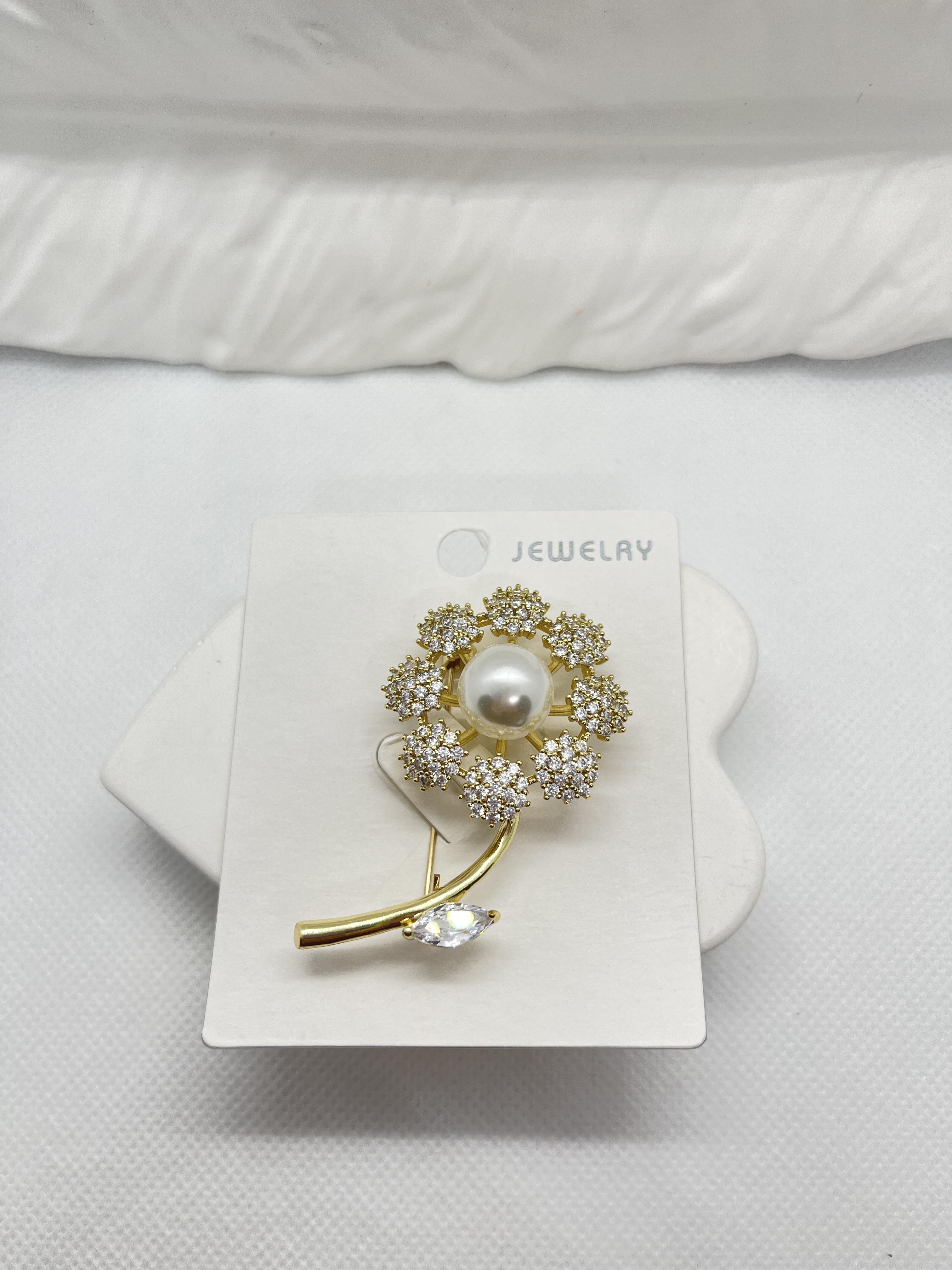 Çiçek şeklinde taşlı inci detaylı broş