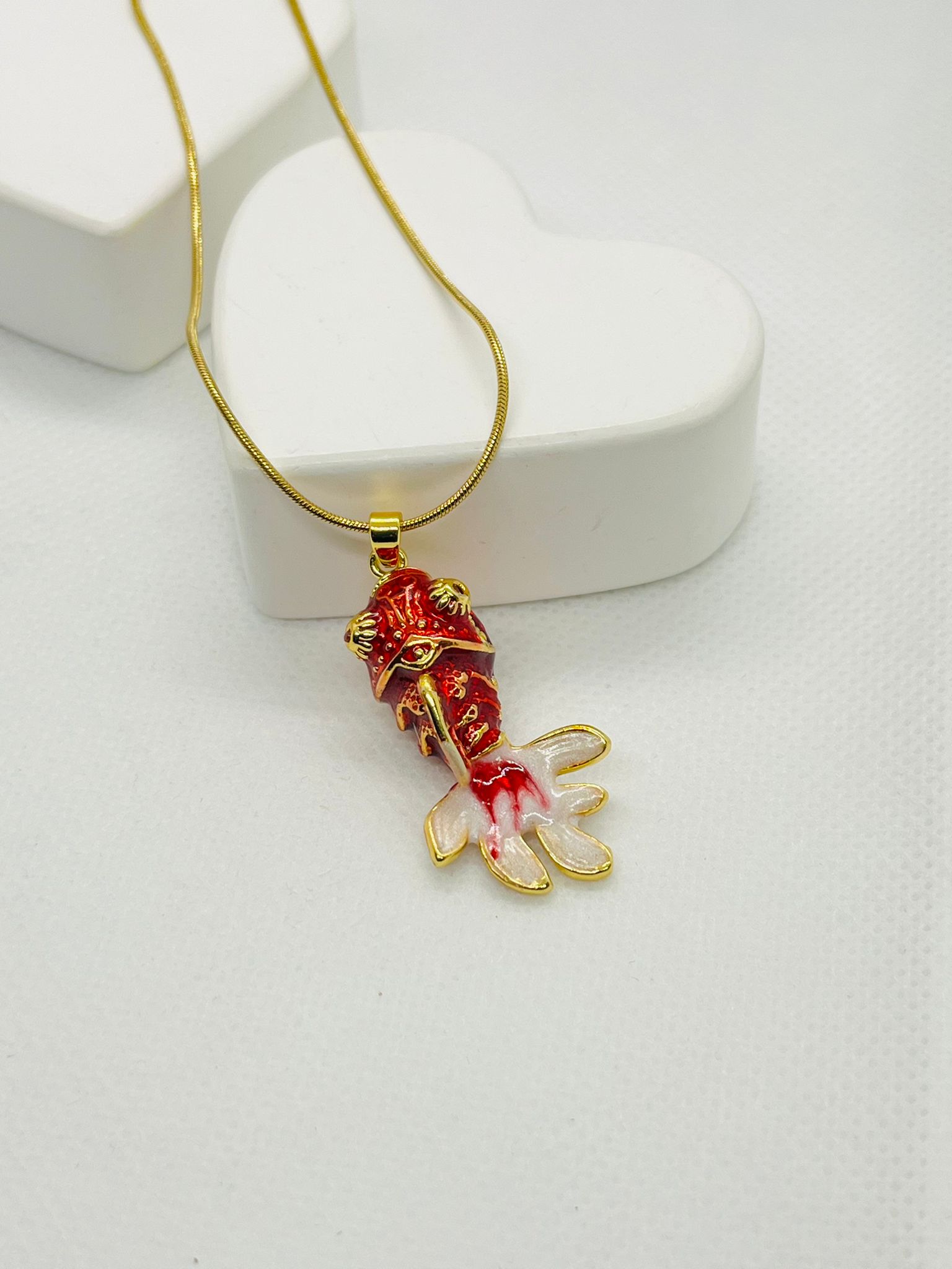 Kırmızı Balık Charmlı Altın Renk Çelik Kolye (40-45cm)