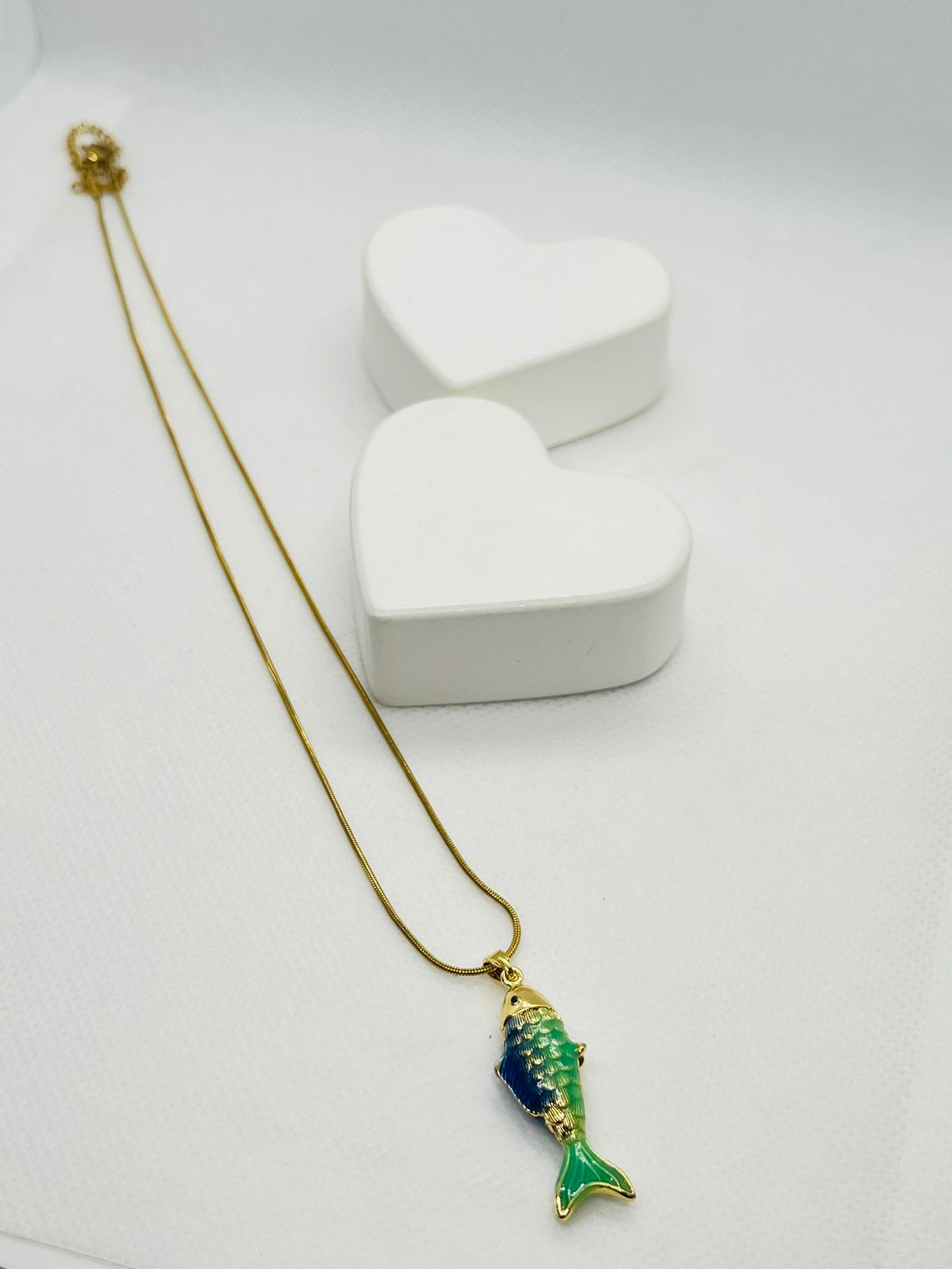 Yeşil Küçük Balık Charmlı Altın Renk Çelik Kolye (40-45cm)