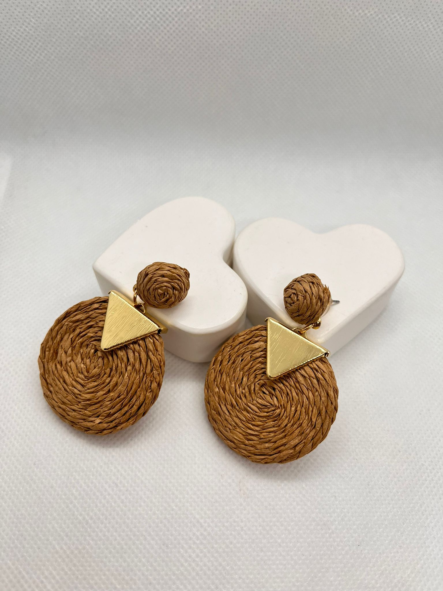 Üçgen Detaylı Yuvarlak Hasır Küpe